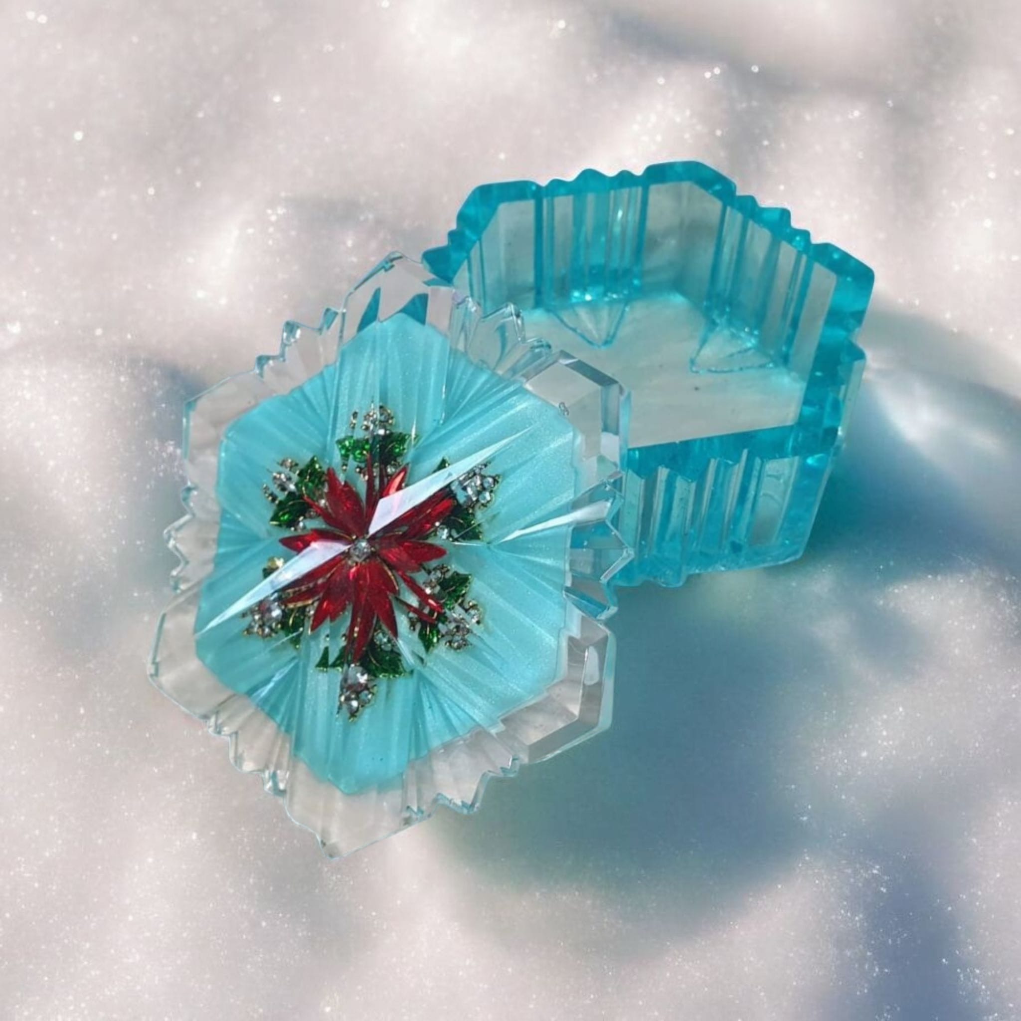 Epoxy Resin Snowflake Trinket Box – Light Blue Christmas Design with Brooch, Handmade Home Décor Gift