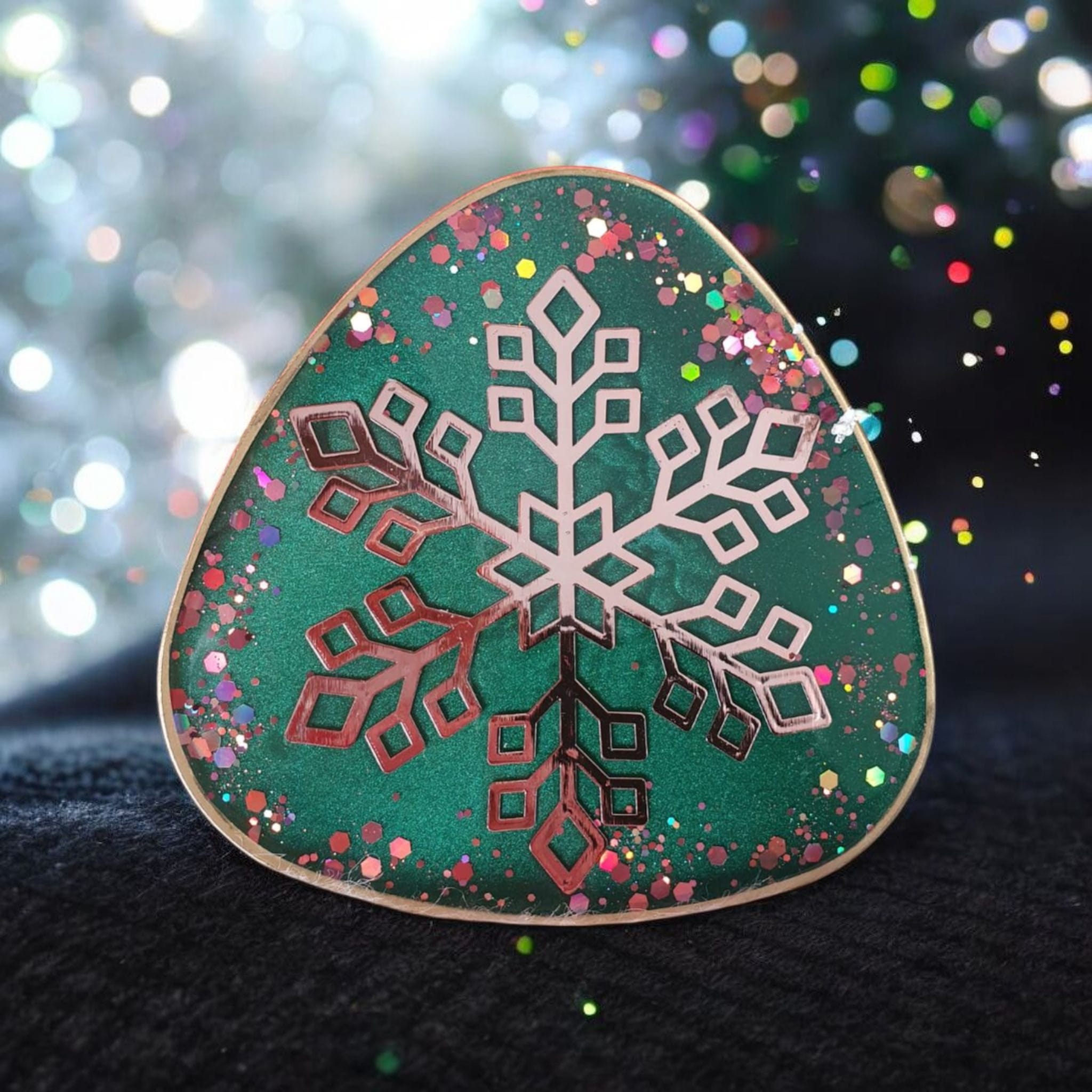 Christmas Resin Coaster Set – 4 Snowflake Designs, Heatproof Handmade Gift, Festive Home Decor