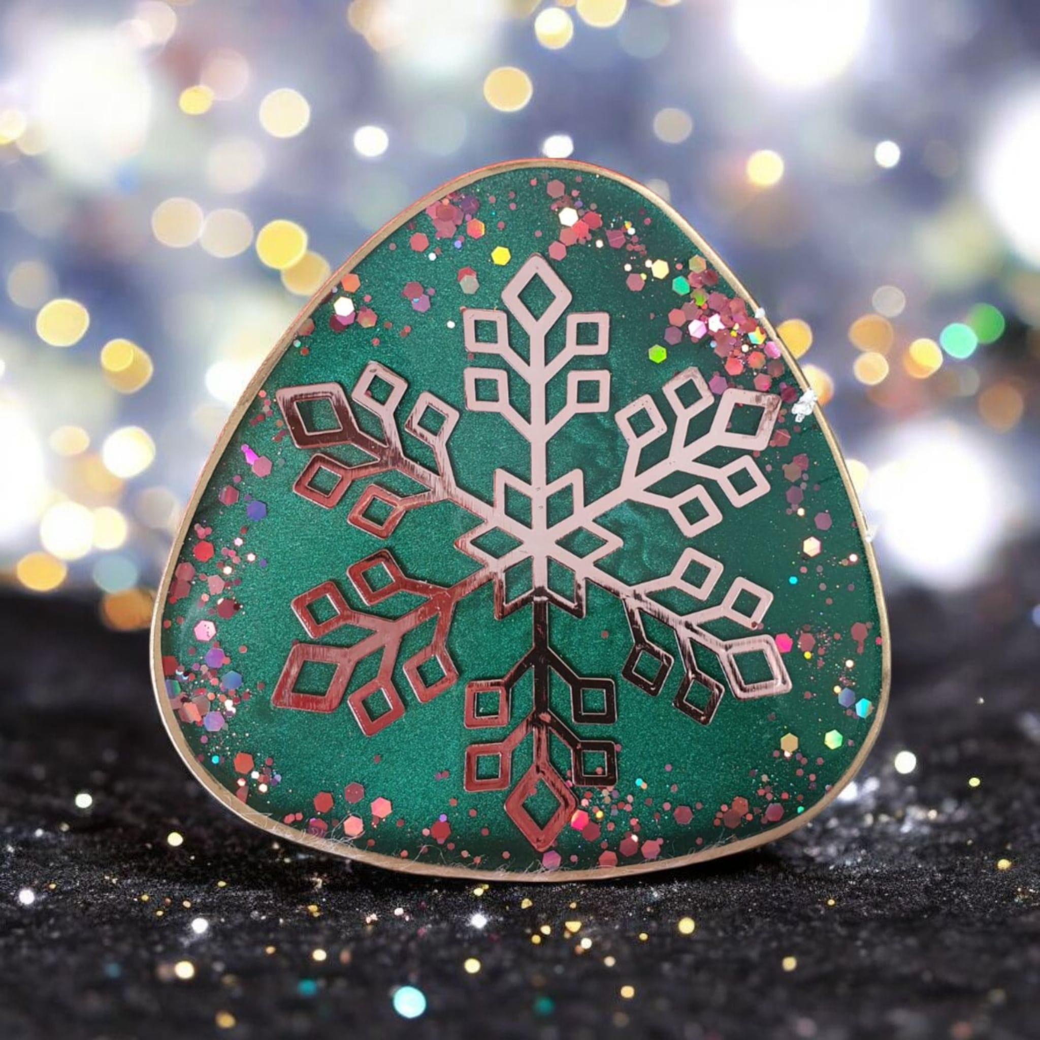 Christmas Resin Coaster Set – 4 Snowflake Designs, Heatproof Handmade Gift, Festive Home Decor